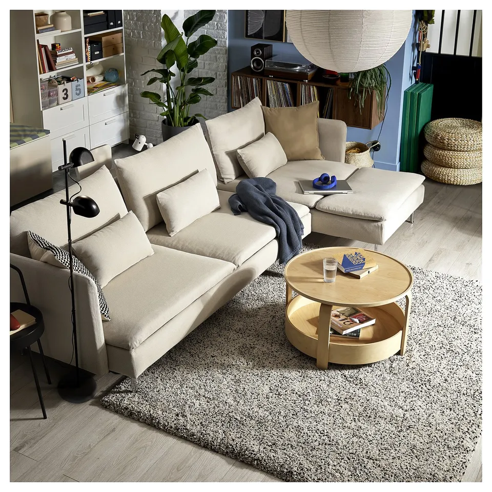 Modern living room featuring SÖDERHAMN beige sectional sofa, light wood coffee table, cosy rug, and stylish decor.