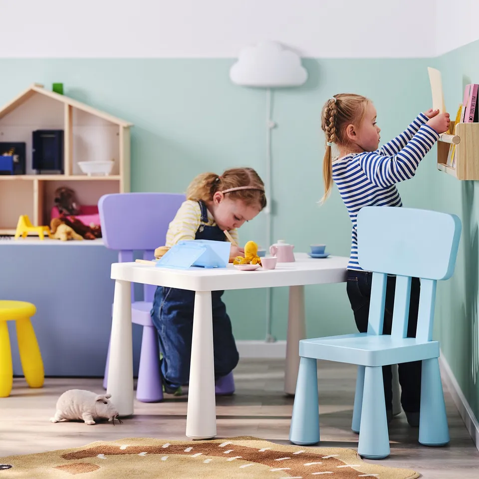 Kids playing with colourful MAMMUT table set outdoors.