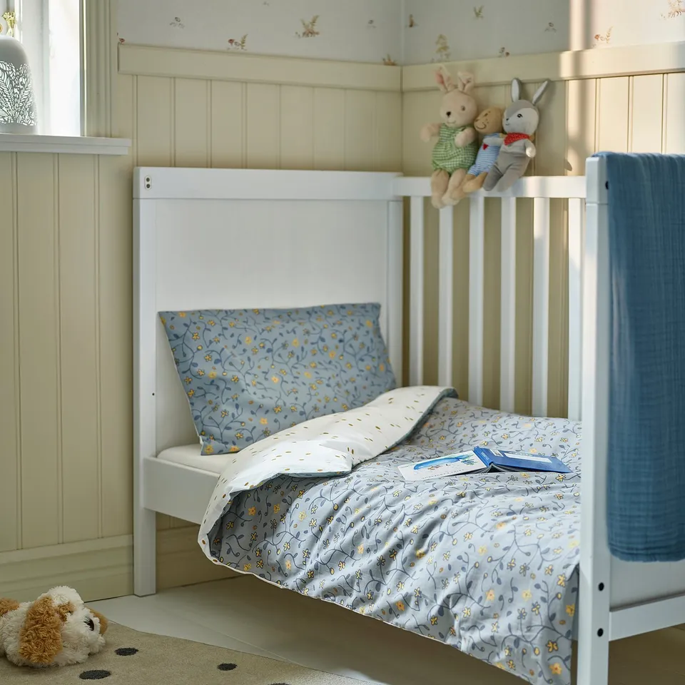 GULDVÄVARE in a room