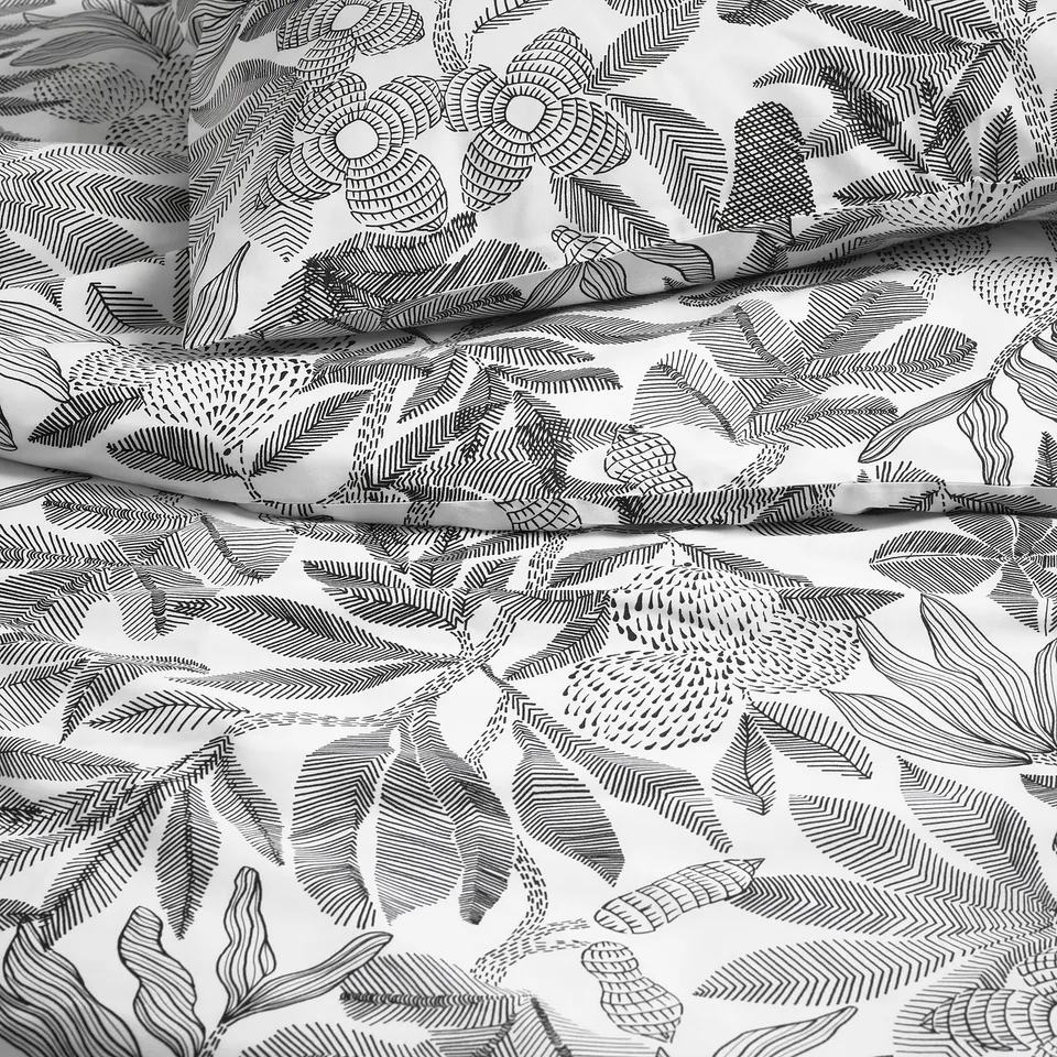 Black-and-white floral patterned duvet cover, smooth and wrinkle-resistant, made with recycled polyester and viscose.