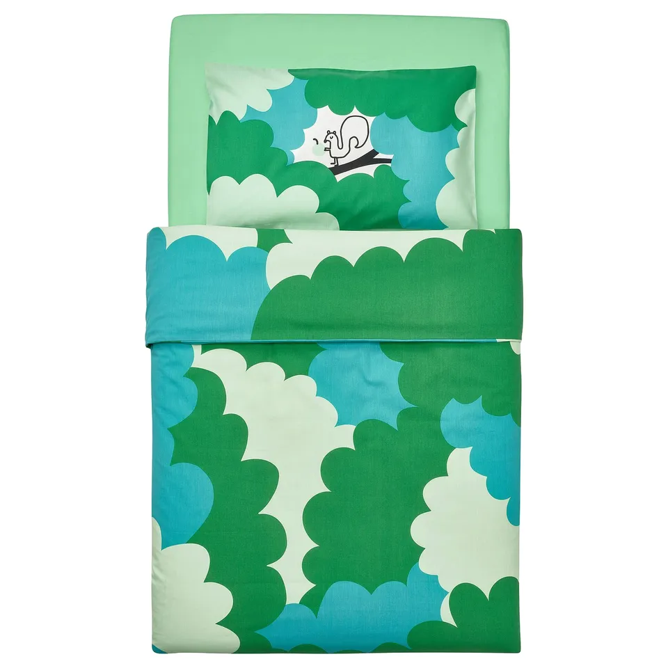 A green GRÖNFINK baby bedding set with a tree pattern and charming figure design in cotton and viscose.