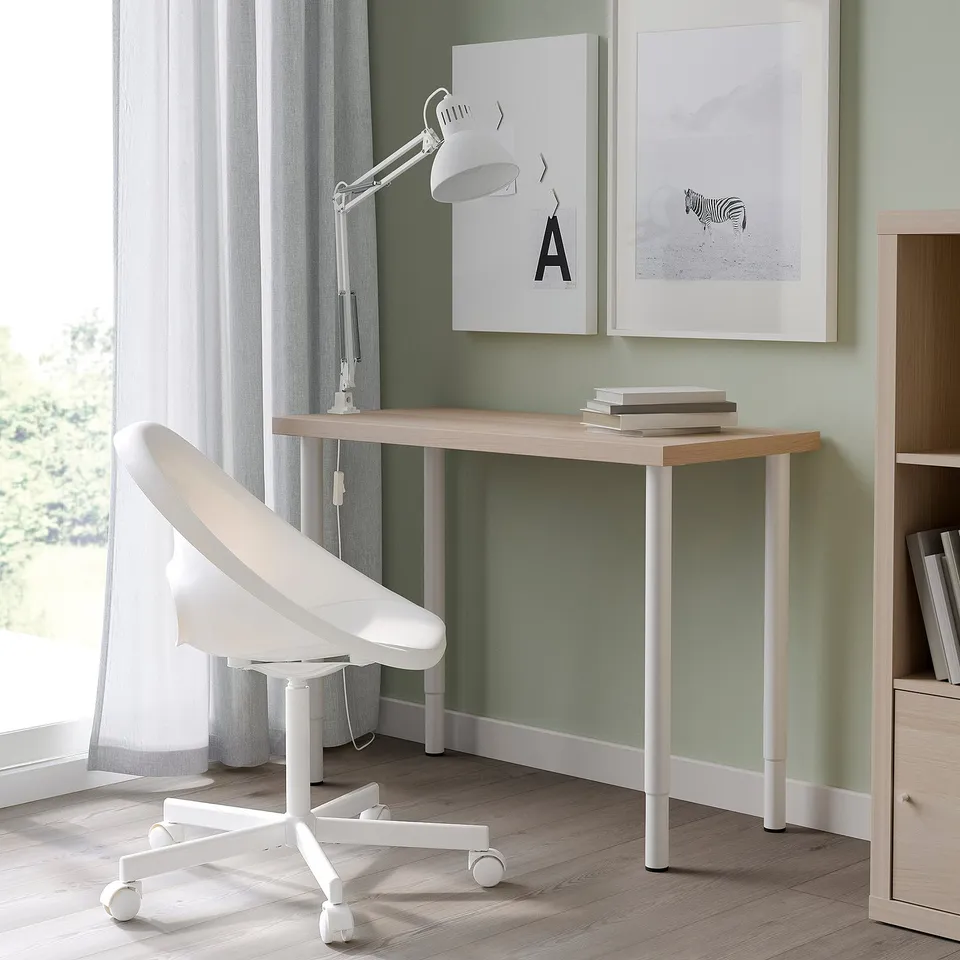 LINNMON / OLOV in a room