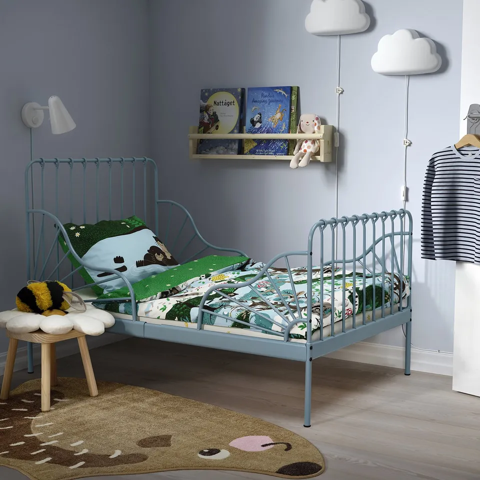MINNEN in a room