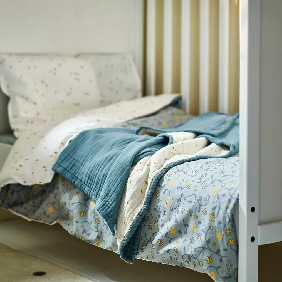 GULDVÄVARE in a room