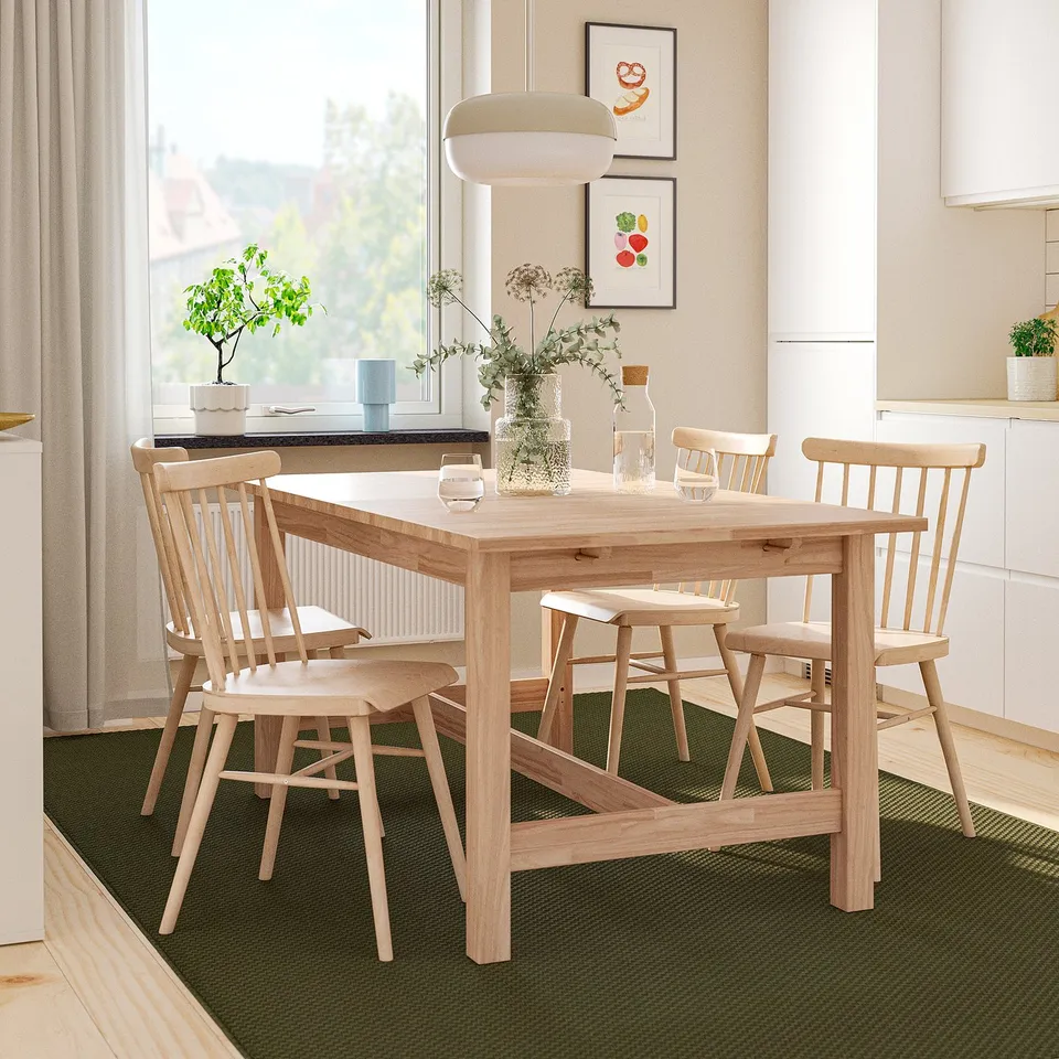 KARSKÄR / HÖGVED in a room