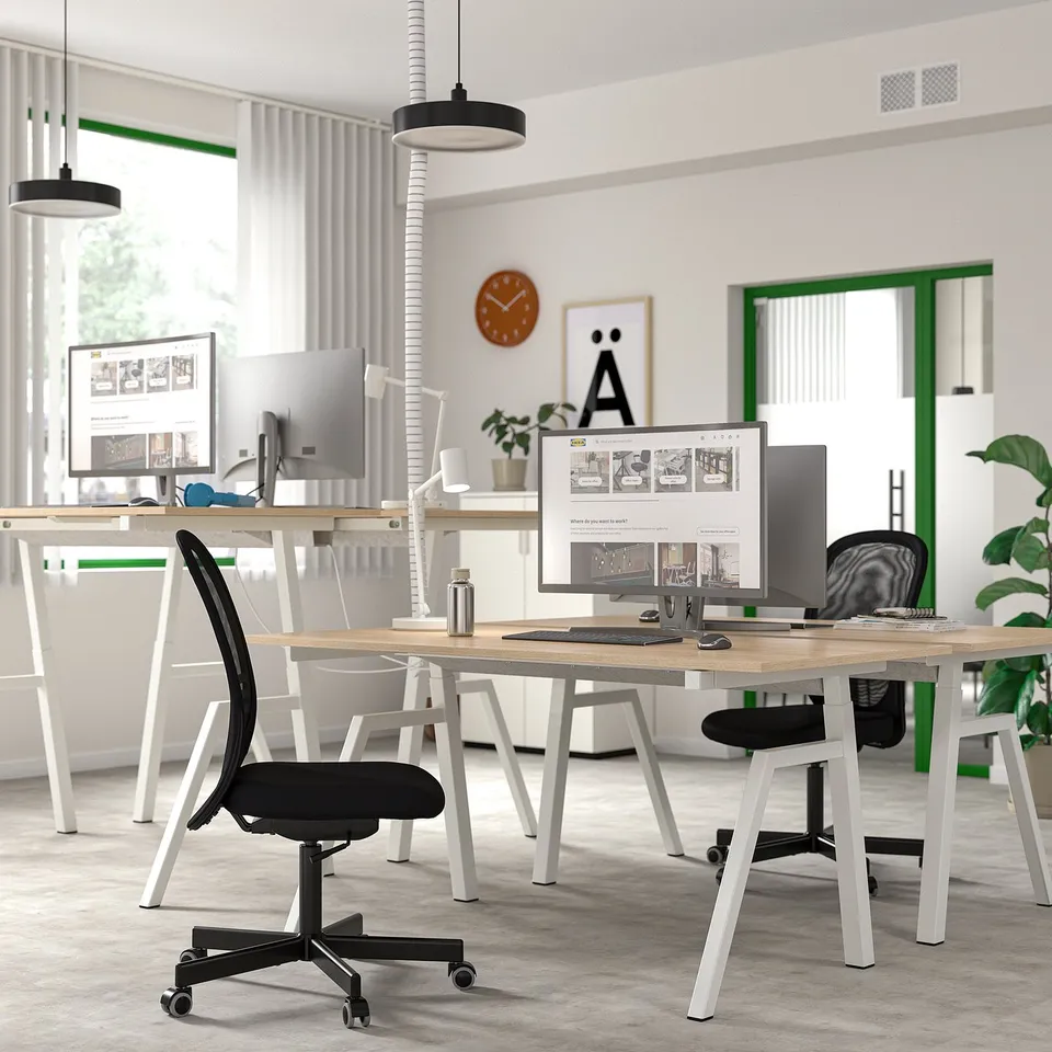 TROTTEN in a room