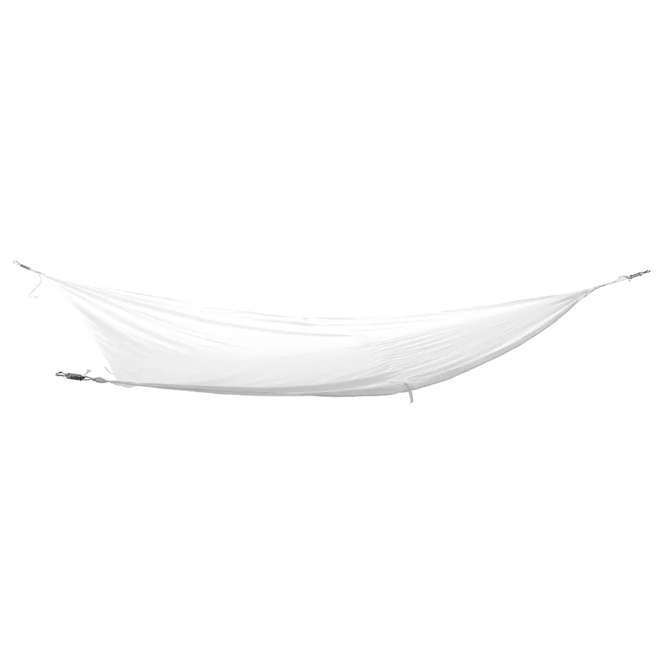 Displays a white triangular DYNING shade sail. Made of polyester, it provides sun protection. Easy to attach and clean.