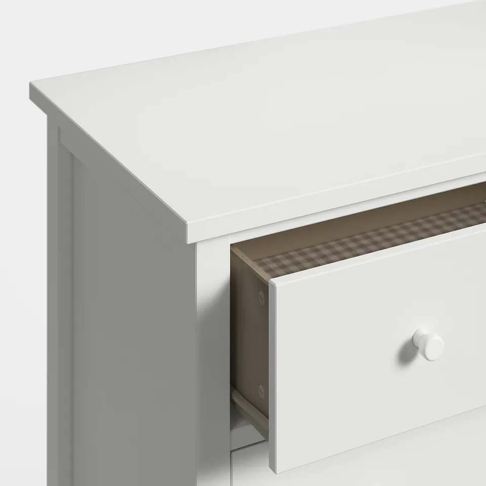 The GULLABERG white chest has 3 drawers with knobs, smooth surfaces & robust design.