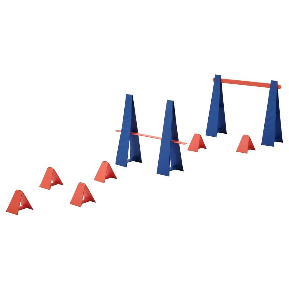 SKRATTMÅS obstacle course: blue triangle bars, red cone barriers. Made of peva plastic, polyester. Encourages physical activity.