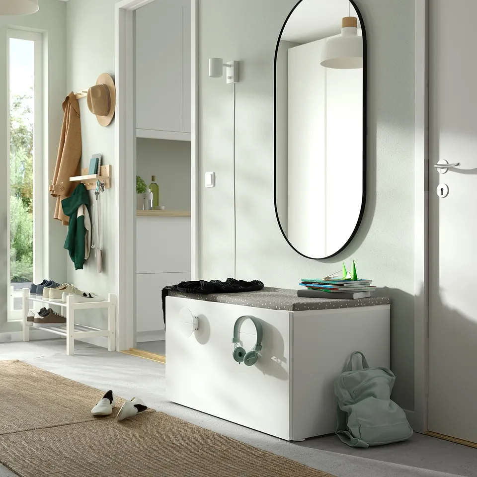 Modern entryway with SMÅSTAD bench, mirror, and coat rack.