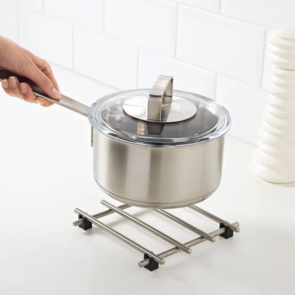 Hand holds lid on LÄMPLIG to prevent scratches.