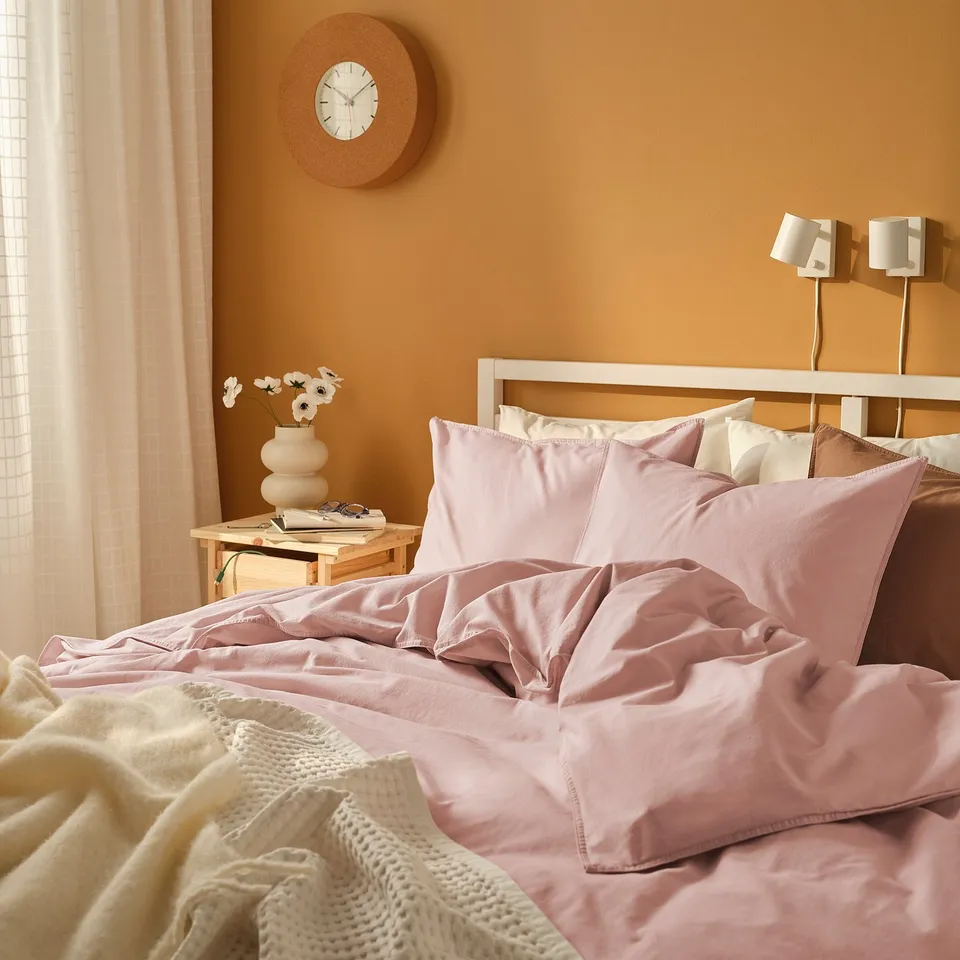 ÄNGSLILJA in a room