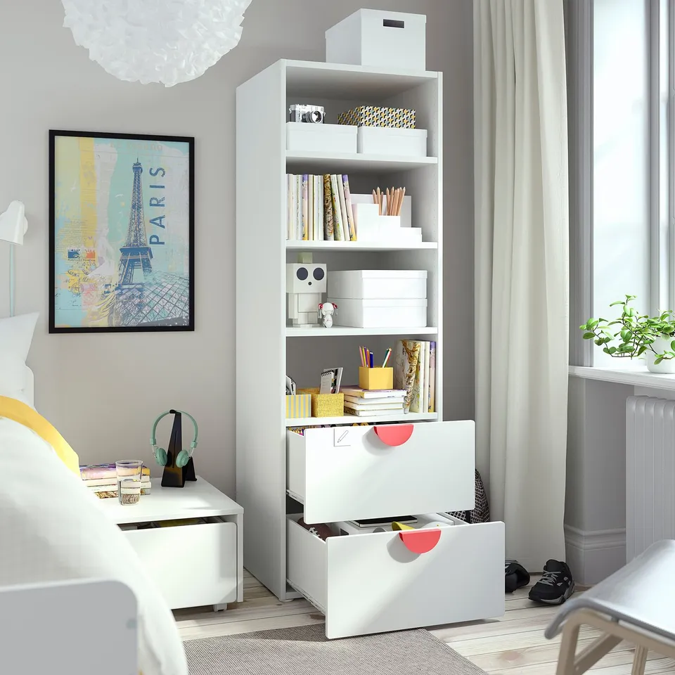 Teens room with SMÅSTAD bookcase, displaying books, crafts, and collectibles. Open shelves and drawers for storage.