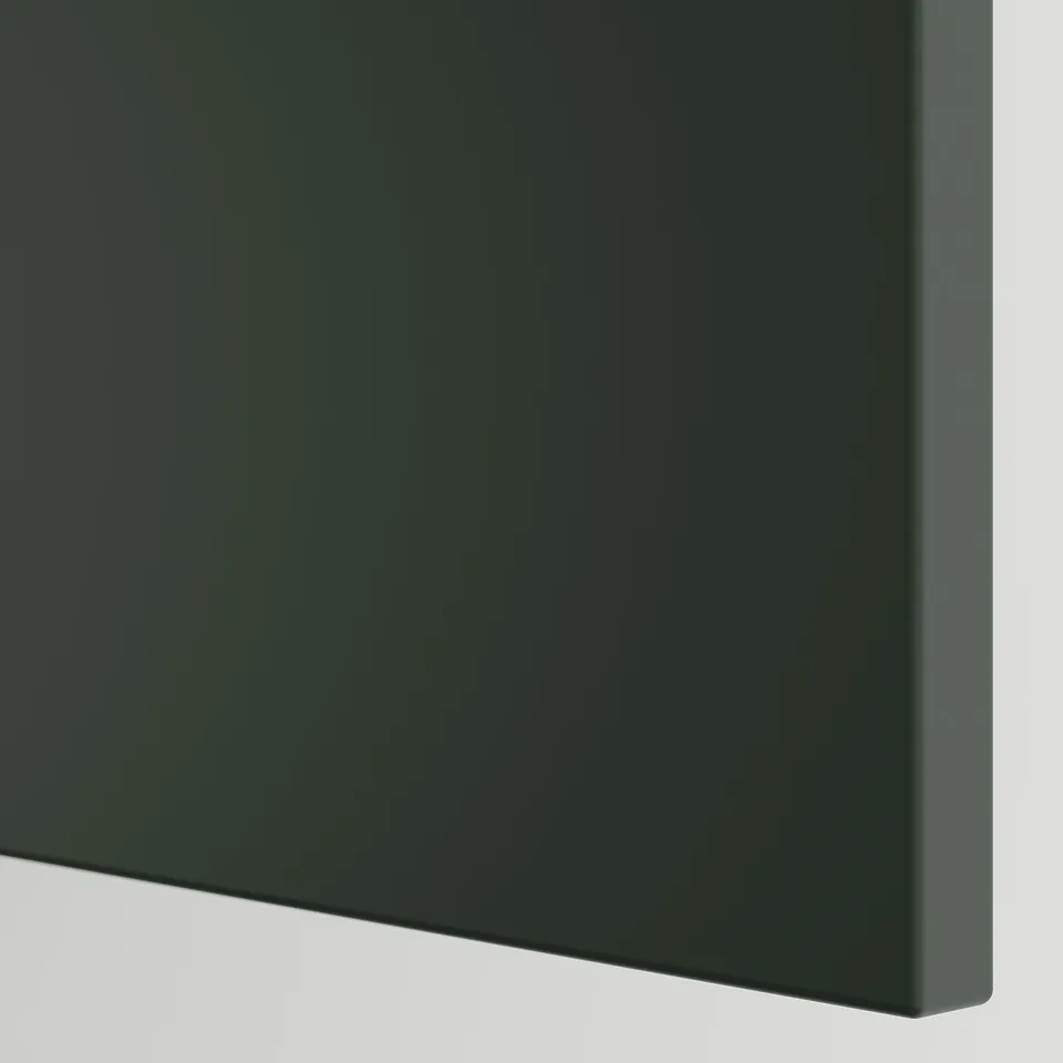 Close-up of METOD kitchen cabinet with sleek, deep green havstorp finish.