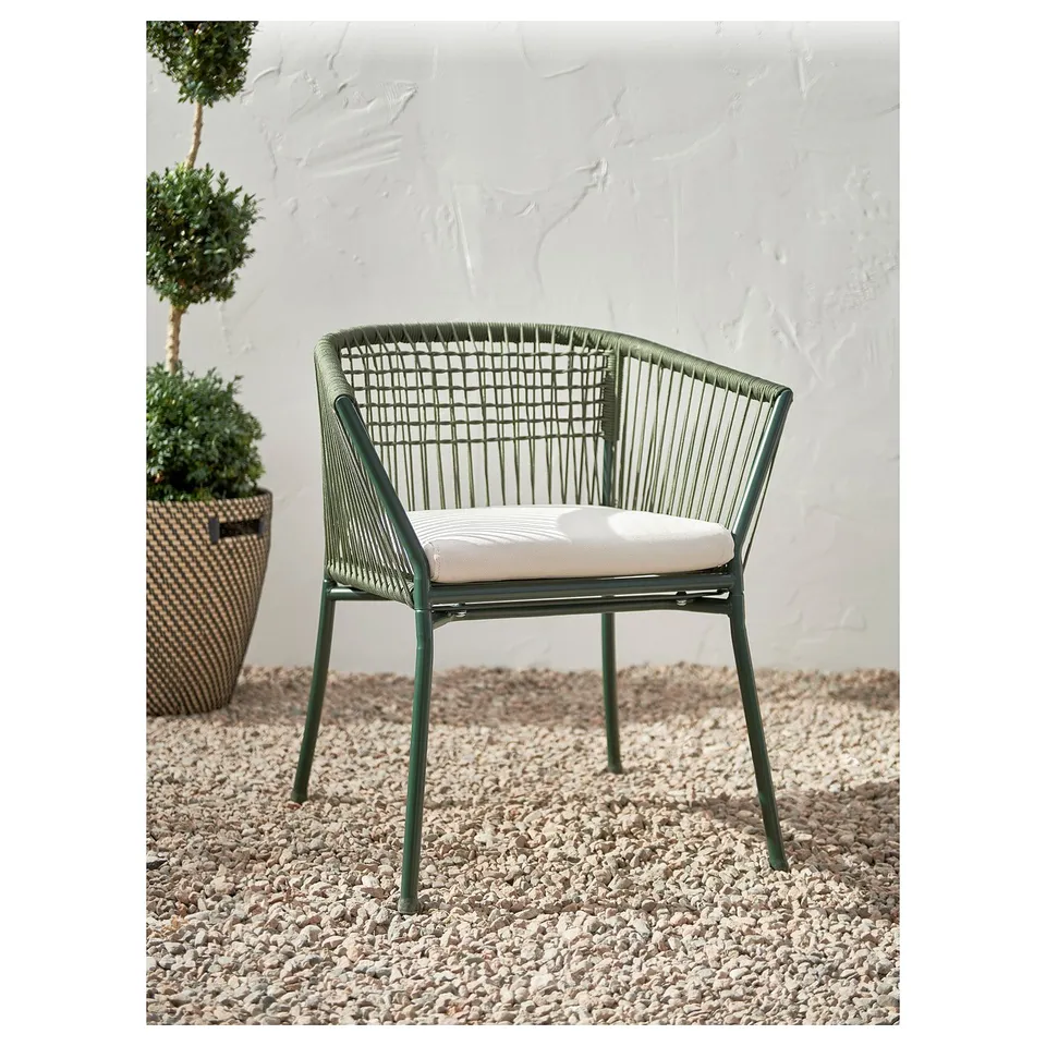 SEGERÖN green outdoor chair, modern design, powder-coated steel frame, rope back, white cushion.