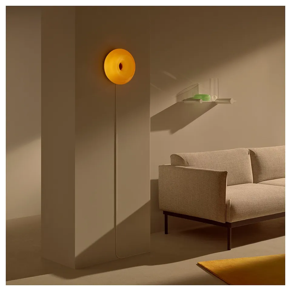 VARMBLIXT in a room