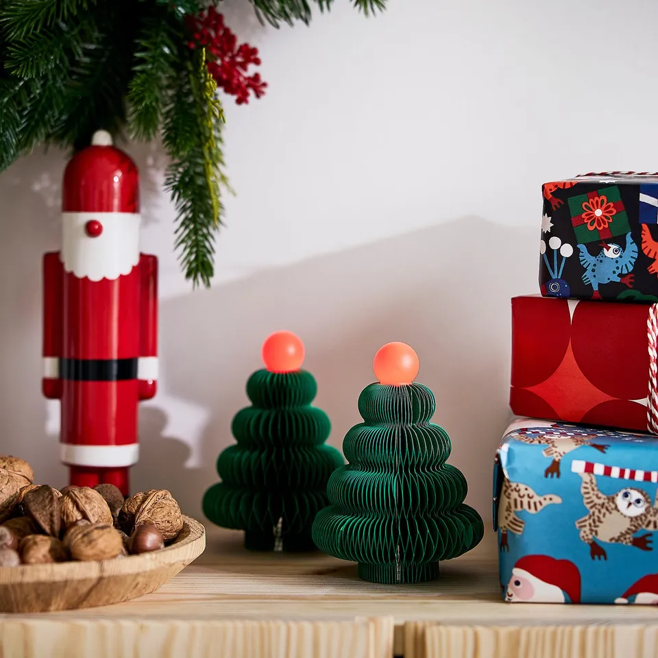STRÅLA LED table decoration, battery-operated/tree green