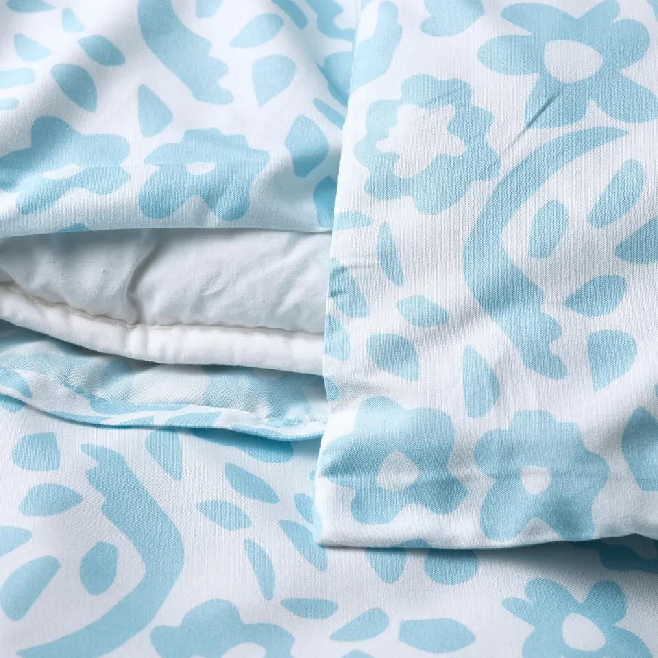 Light blue floral pillowcases, made of soft, recycled polyester. Wrinkle-free and easy to care for. Pillowcase has an envelope closure.