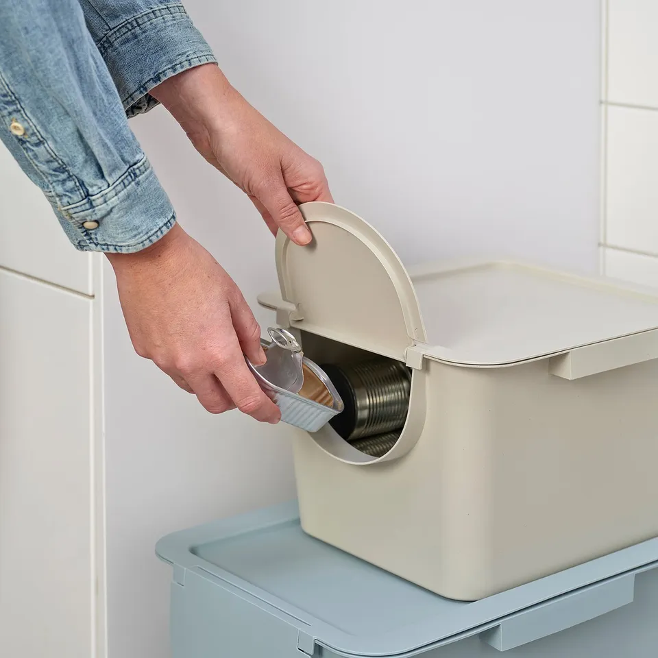 TRÖSKNING Bin with lid, light beige, 12 l