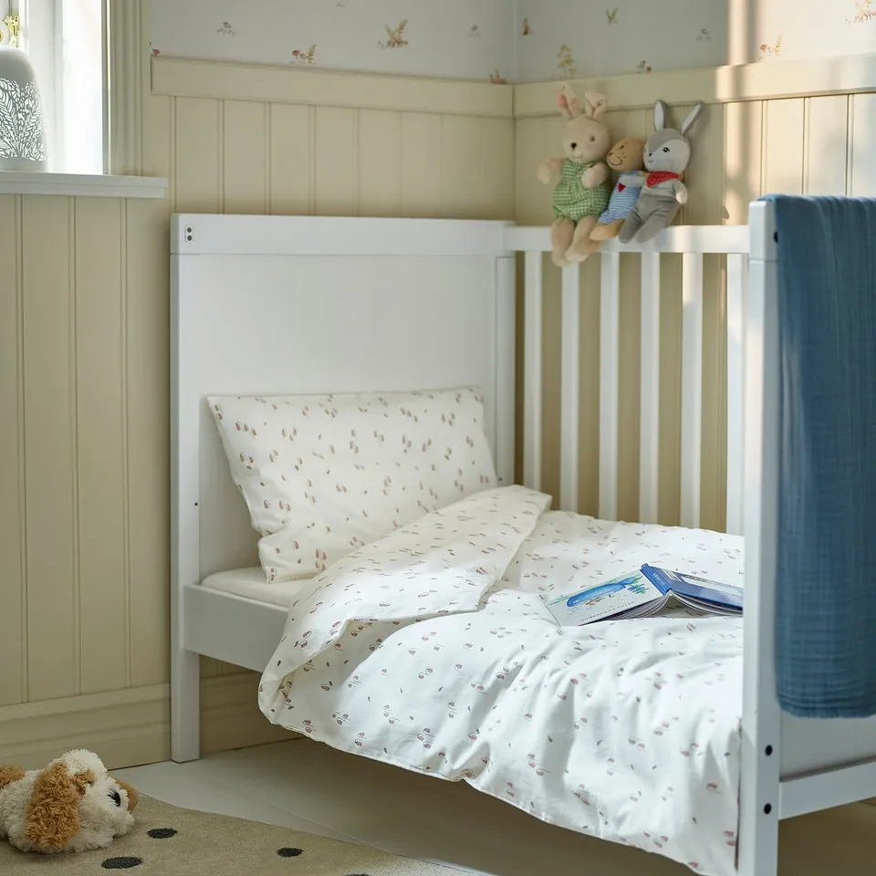 GULDVÄVARE in a room