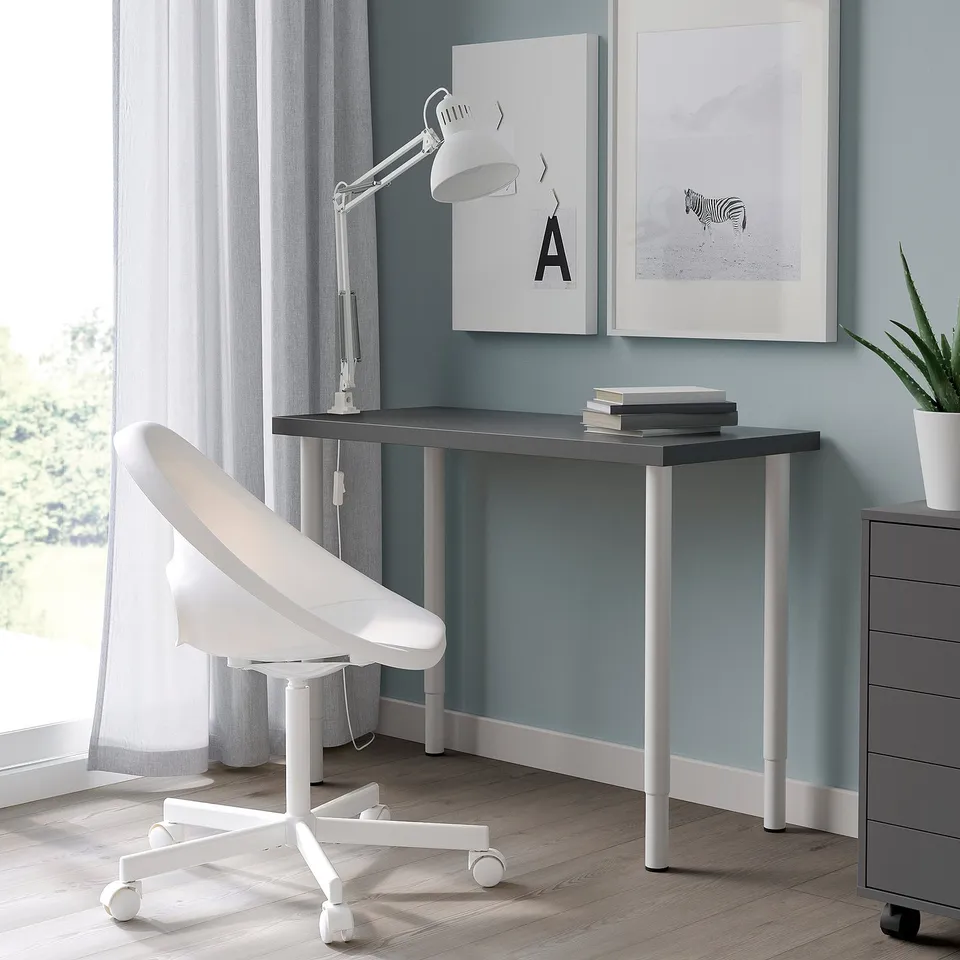 LINNMON / OLOV in a room