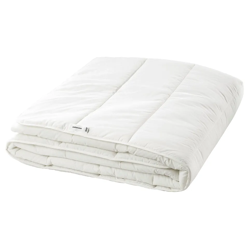Folded white SMÅSPORRE duvet, soft, rectangular with stitched lines for a fluffy, comfy look.