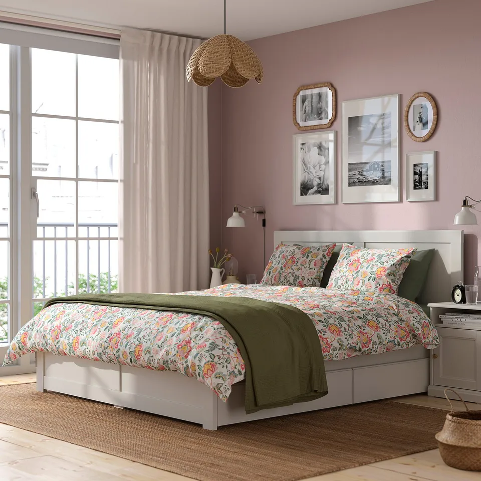 FÅGELFJÄLLET off-white bed with drawers & decor.