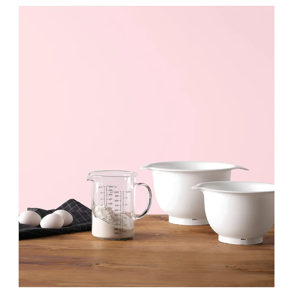 White VISPAD bowls on wood table: glass with measurements, plastics with rubber bases.