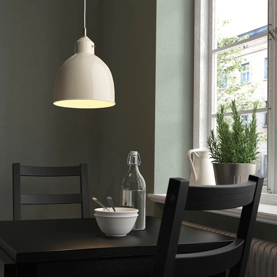 RÖDFLIK in a room
