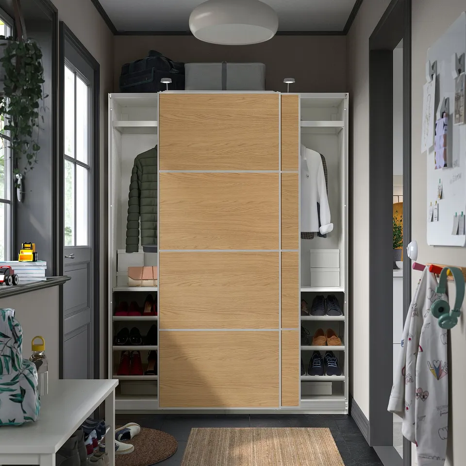 Modern closet with sliding doors in an entryway, featuring shoe shelves, coat hangers, and organising boxes.