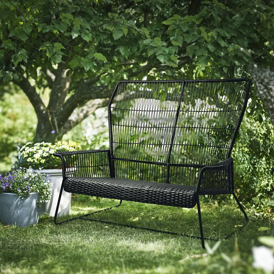 TALLSKÄR black outdoor sofa, durable plastic rattan, cosy & roomy for gardens.