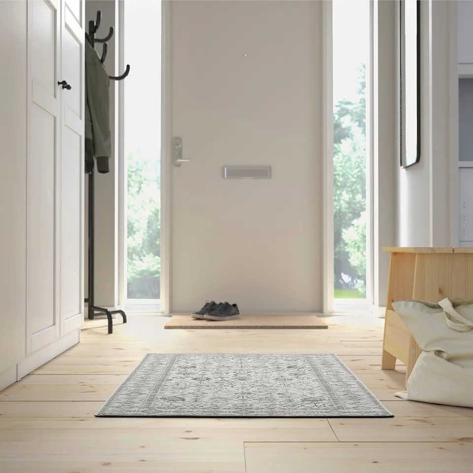 LOKALTÅG in a room