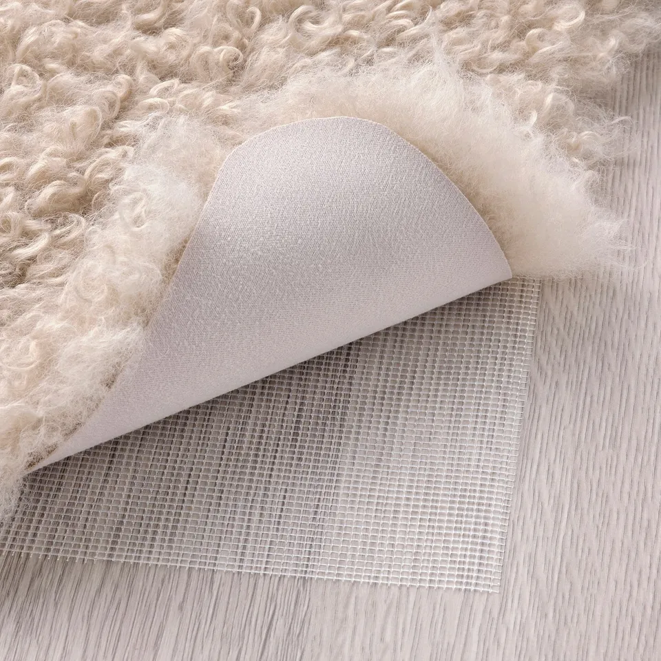 Fluffy rug with recycled polyester, soft and warm, cosy for floors or sofas, machine washable and stain-resistant.
