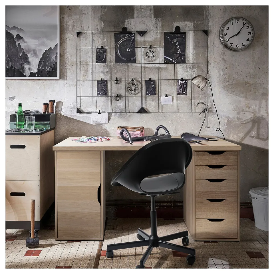 LAGKAPTEN / ALEX in a room