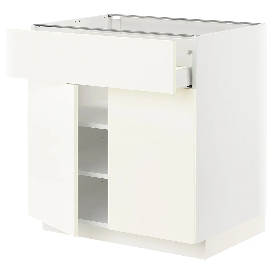 White METOD kitchen cabinet with vallstena fronts, featuring adjustable shelves and a modern design.