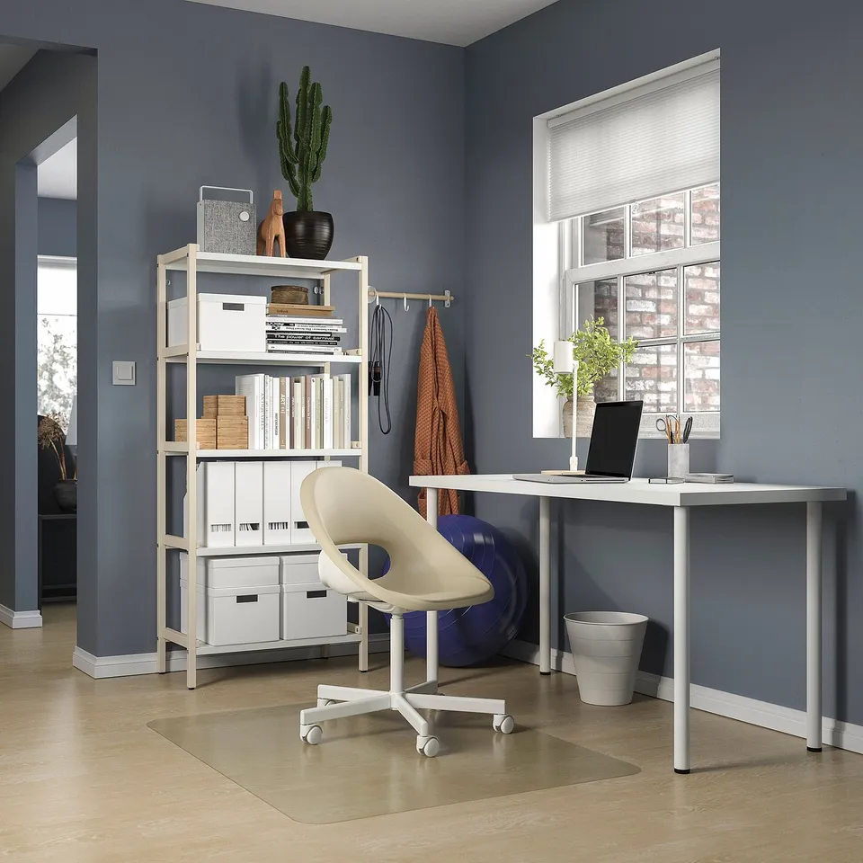 LAGKAPTEN / ADILS in a room