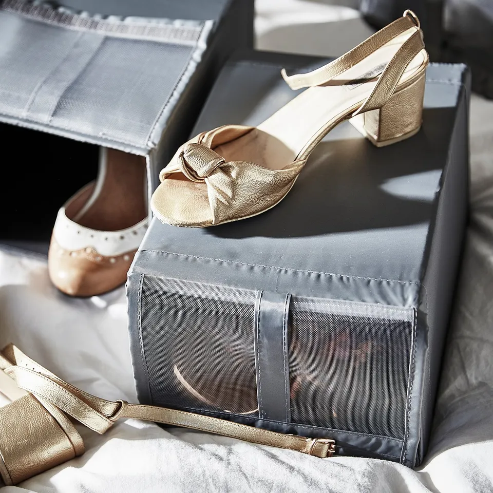 Gold heels with bow, on SKUBB mesh box.