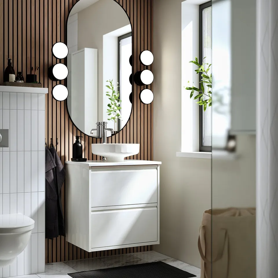 Modern bathroom with ÄNGSJÖN vanity, 2 drawers, round basin.