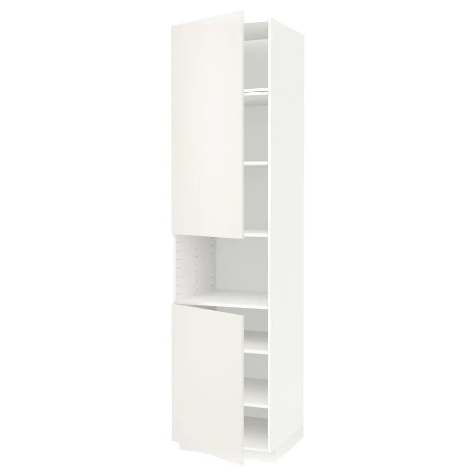 White METOD kitchen cabinet with shelves.