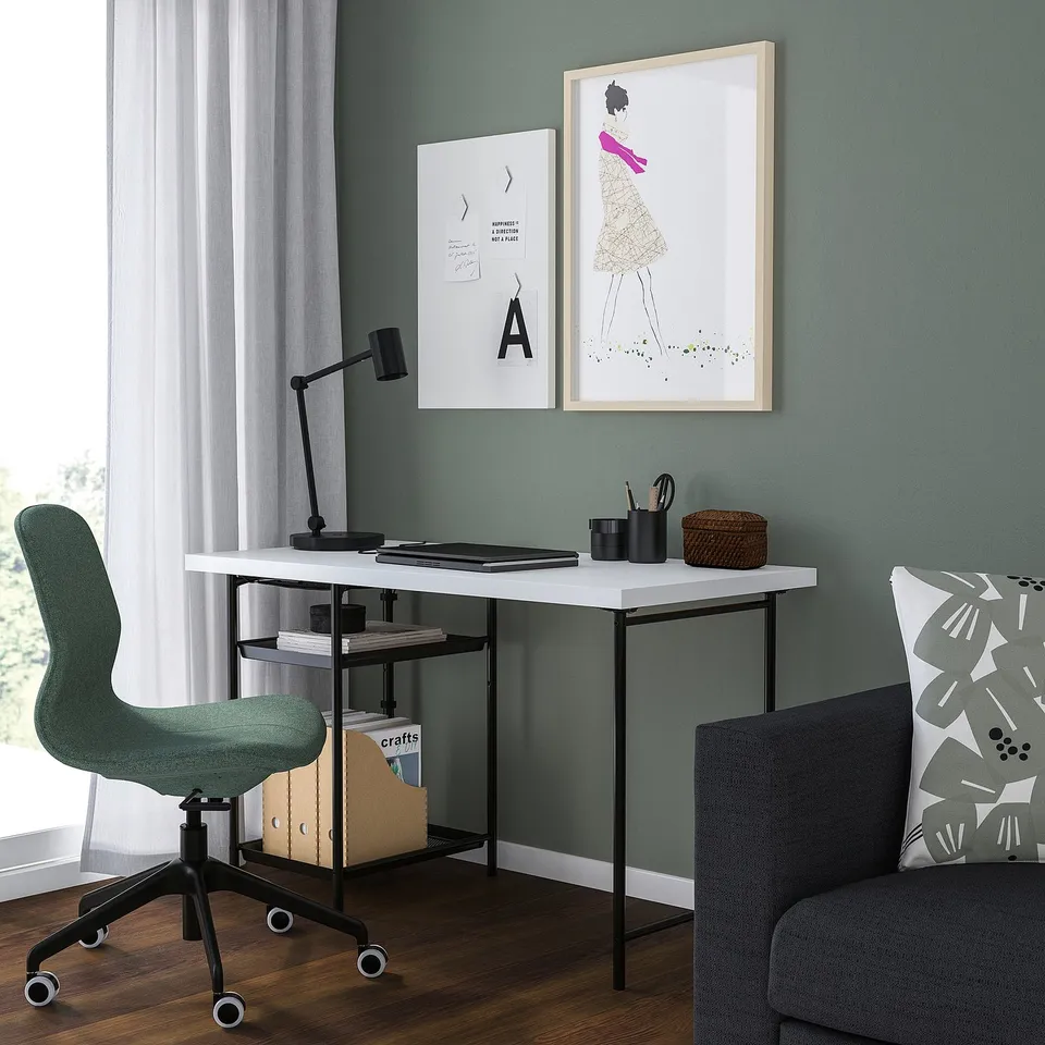 LAGKAPTEN / SPÄND in a room